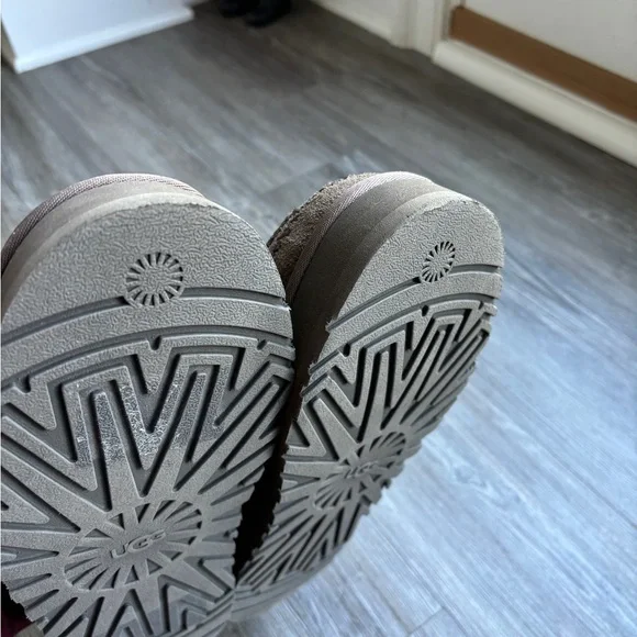 UGG Moccasin - Picture 6 of 12